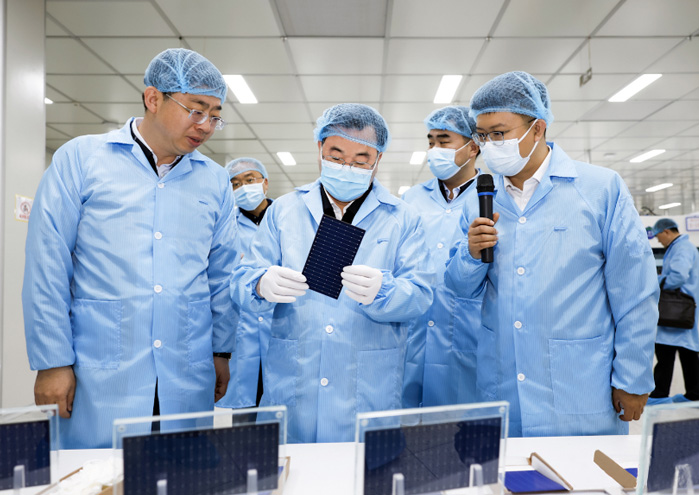 甘肃省委书记、省人大常委会主任胡昌升一行莅临w66利来光伏酒泉工厂调研领导工作